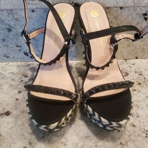 Chase and Chloe Wedges size 7.5